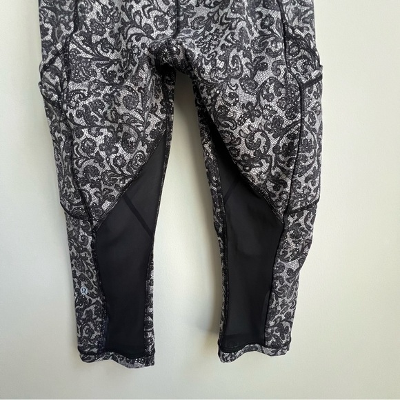 Lululemon Outrun 17" Crop Mini Cinder Lace White Black / Black Size 4 Coquette - Picture 11 of 15